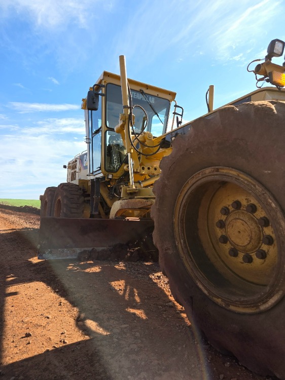Comunidade de Campo Redondo recebe melhorias na estrada com alargamento e patrolamento